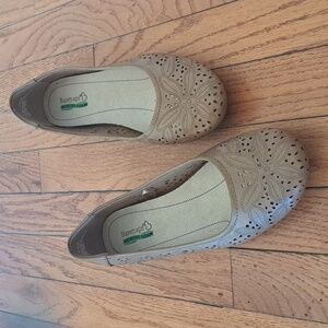 Ballet flags light tan